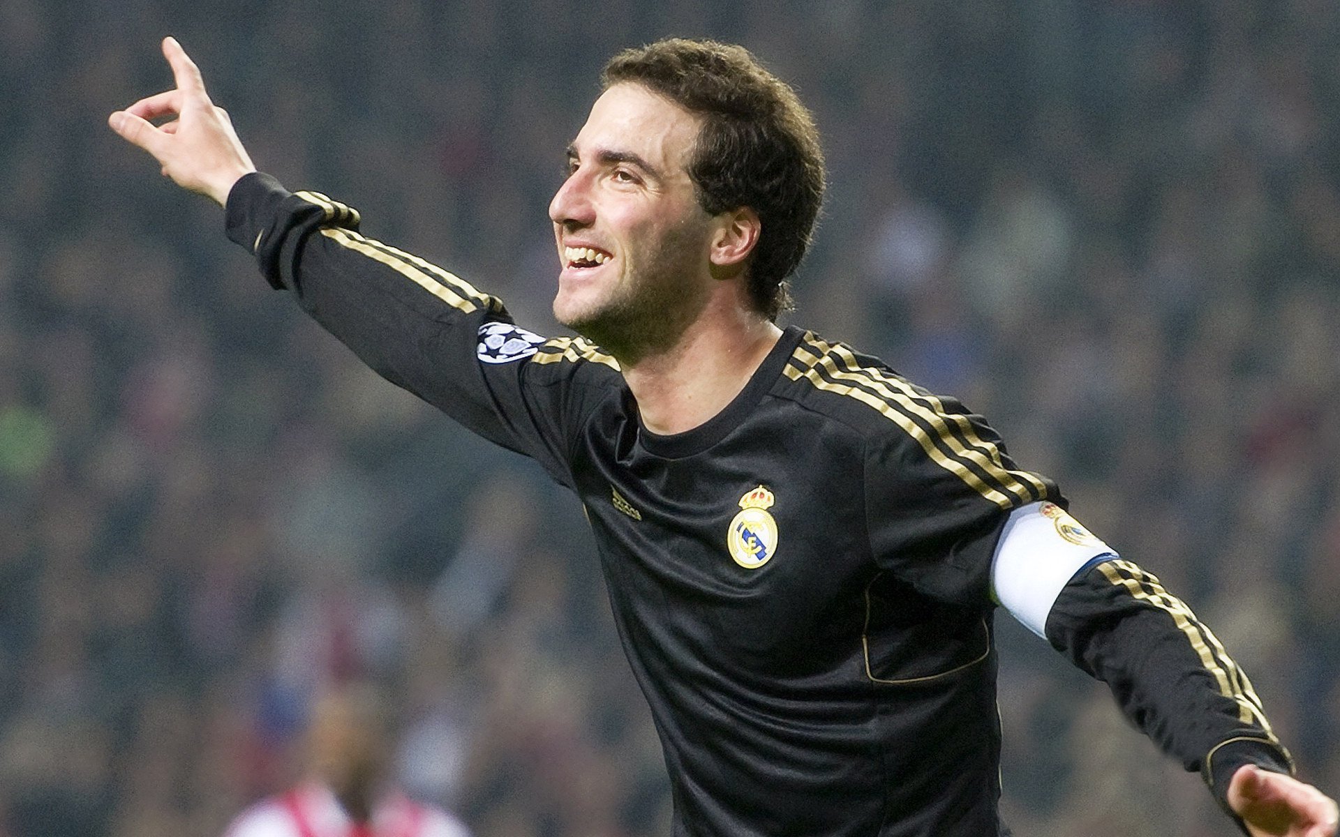 荷兰骑手 Janneke Boonzaaijer 在巴黎奥运会三项赛中获得第九名,展现出色表现。